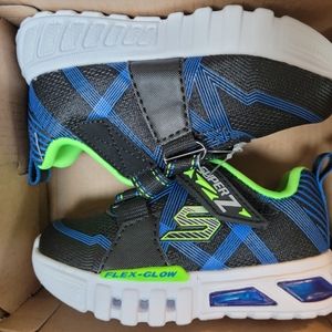 Light up Skechers NIB size 6 toddlers light up shoes